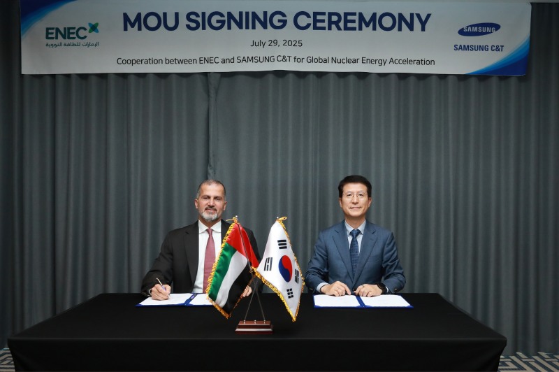 오세철 삼성물산 대표이사 사장(오른쪽)과 모하메드 알 하마디 UAE원자력공사 CEO가 업무협약 체결 후 기념촬영을 하고 있다. /사진제공=삼성물산