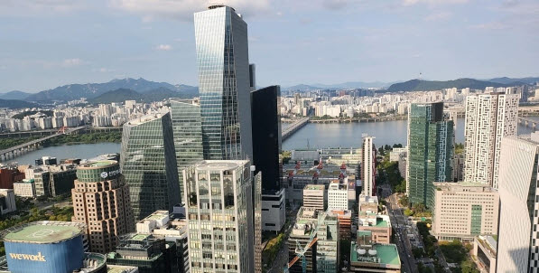 2025년 들어 글로벌 증시가 강세를 보이며 투자심리가 개선되고 있지만, 자산운용사 대표들의 표정은 마냥 밝지만은 않다. 여의도 증권가 전경. 사진=한국금융DB