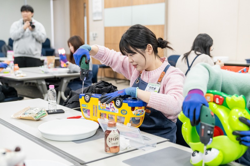 지난 1월 밸유 봉사단 3기가 롯데케미칼 의왕사업장에 방문해 사회공헌활동을 진행하고 있다./사진제공=롯데