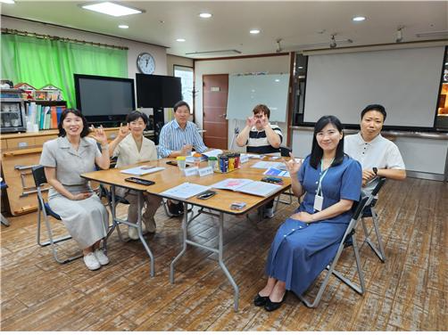 길기영·이정미 중구의회 의원이 농아인협회 관계자들과 소통하는 모습./사진제공=길기영 의원실