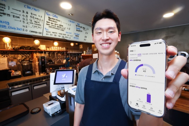 LG유플러스는 지난해 출시한 소상공인 전용 'AI전화' 서비스를 5G 모바일 프리미엄 요금제 가입 혜택으로 제공한다고 1일 밝혔다. 사진은 LG유플러스 임직원이 ‘AI전화’ 혜택을 소개하고 있는 모습. / 사진=LG유플러스