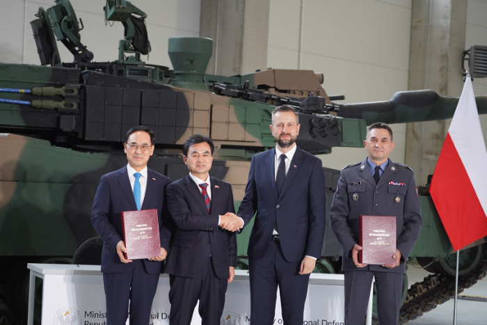 안규백(왼쪽 두 번째) 국방부 장관과 브와디스와프 코시니악-카미슈(세 번째) 폴란드 부총리 겸 국방장관, 아르뚜르 쿱텔(네 번째) 폴란드 군비청장, 이용배(첫 번째) 현대로템 대표이사 사장이 1일(현지시간) 폴란드 글리비체에서 진행된 폴란드 K2 전차 2차 이행계약 서명식에서 기념촬영을 하고 있다. /사진제공=현대로템