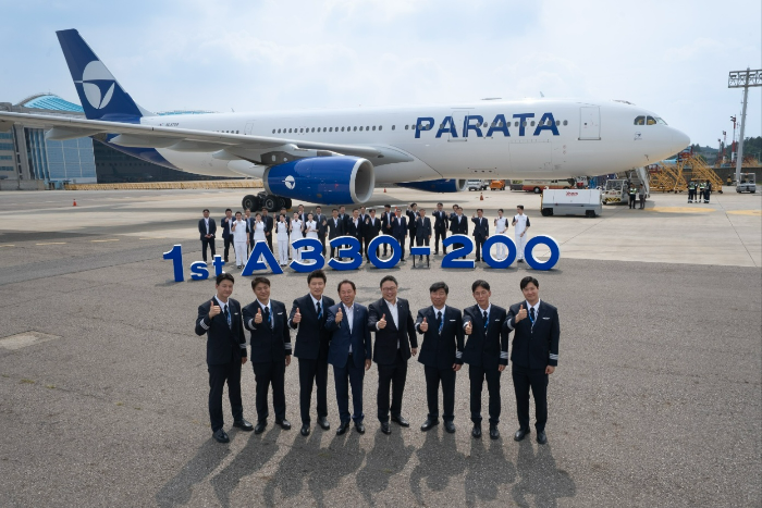 8월 2일 김포공항에서 진행된 파라타항공 1호기 도입식에서 파라타항공 윤철민 대표이사(오른쪽에서 4번째)와 위닉스 윤희종 회장(왼쪽에서 4번째), 1호기 도입비행팀 기장들이기념 촬영을 하고 있다. /사진제공=파라타항공