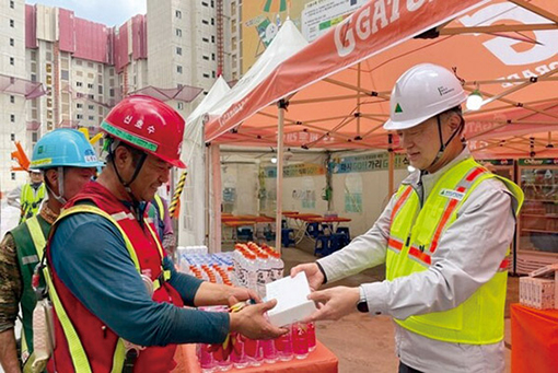 ▲ 현대건설 혹서기 온열질환 예방 프로그램이 진행되는 모습. 사진제공 = 현대건설