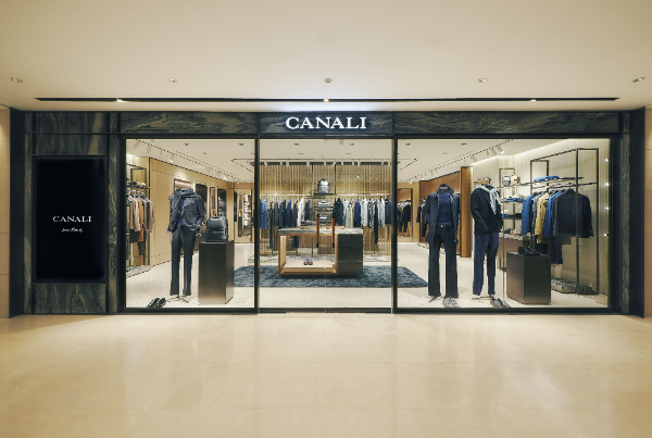 신원이 공식 수입 전개하는 이탈리아 럭셔리 남성 라이프스타일 브랜드 ‘까날리(CANALI)’가 서울시 중구 장충동 소재 서울신라호텔 지하 1층에 정식 매장을 열였다. /사진=신원 까날리
