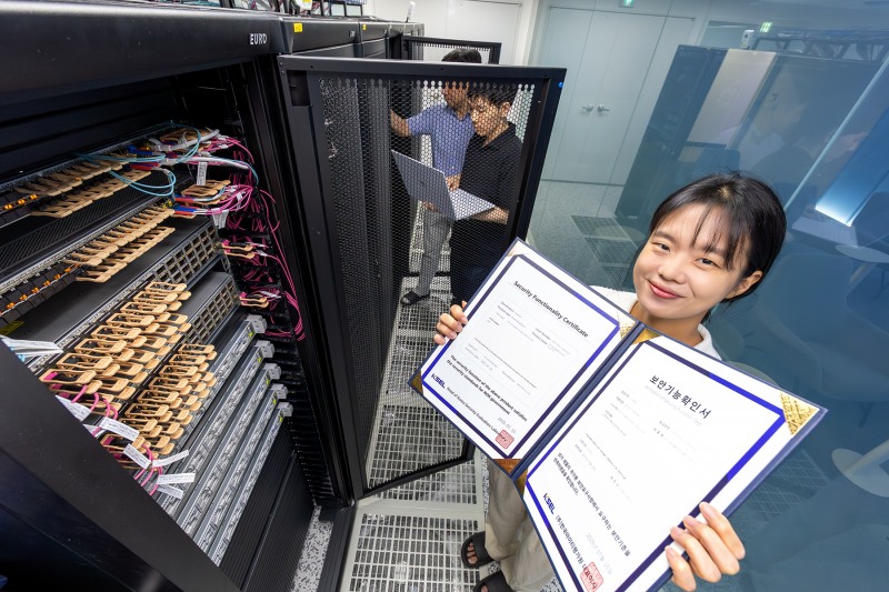 KT는 지난 6월 출시한 'KT 매니지드 프라이빗 클라우드'로 국가정보원의 보안기능확인서를 획득하면서 공공에 적용할 수 있는 수준의 강력한 보안성을 인정받았다고 4일 밝혔다. 사진은 KT 직원이 ‘KT 매니지드 프라이빗 클라우드’로 획득한 국가정보원의 보안기능확인서를 들고 있는 모습. / 사진=KT