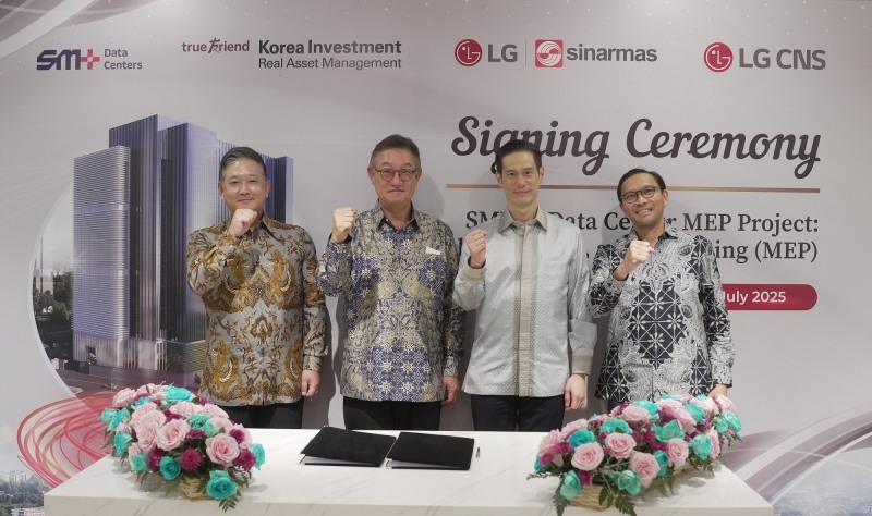 현신균 LG CNS 사장(왼쪽 두번째)과 빌쳉 시나르마스 그룹 계열사 에스엠플러스(SM+) 회장(왼쪽 세번째) 등이 계약체결 후 기념촬영하는 모습. / 사진=LG CNS