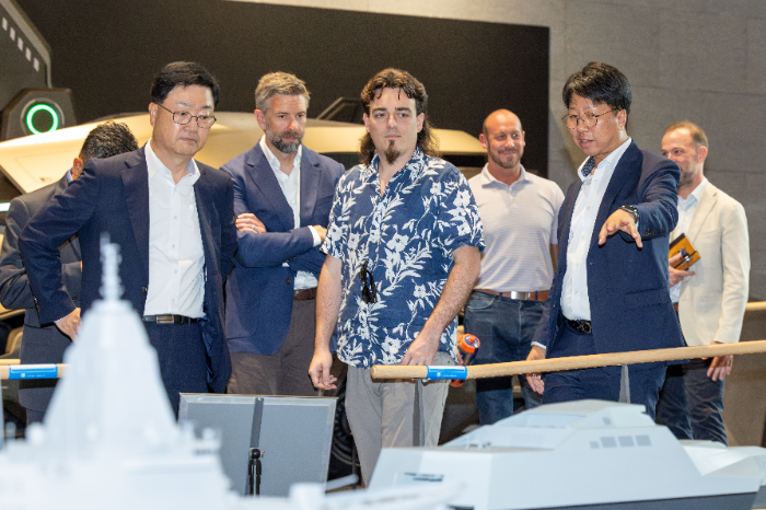 8월 6일 HD현대 글로벌R&D센터를 방문한 팔머 럭키(Palmer Luckey) 안두릴 공동설립자가 HD현대가 개발 중인 무인수상정에 대한 설명을 듣고 있다. (앞줄 왼쪽부터) 주원호 HD현대중공업 특수선사업대표와 팔머 럭키 안두릴 공동설립자. /사진제공=HD현대