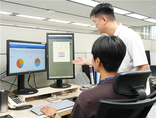 예금보험공사 조사원이 AIMS를 활용하여 온라인 점검을 실시하고 있다. / 사진제공=예금보험공사