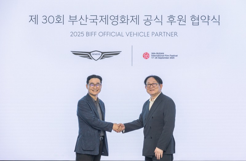(왼쪽부터) 현대차 국내사업본부장 정유석 부사장, 부산국제영화제 박광수 이사장이 기념사진을 촬영하는 모습. / 사진=제네시스