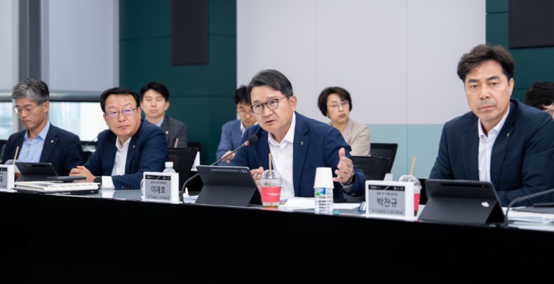 지난 6월 개최된 '제1차 신사업추진협의회'에서 이재호 농협금융지주 전략기획부문 부사장(가운데)이 발언하고 있다. / 사진제공 = NH농협금융지주