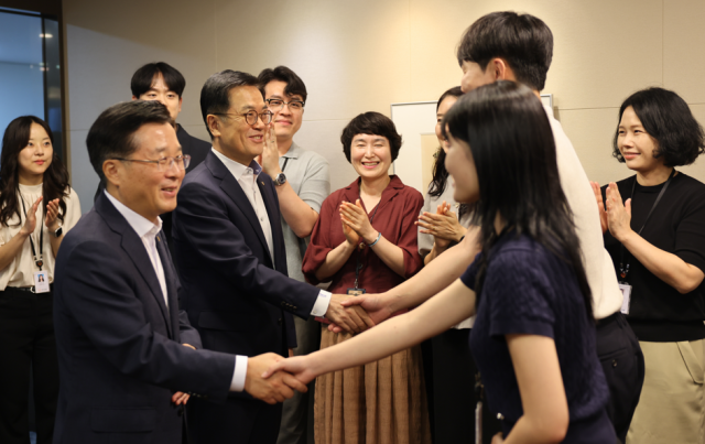 한화생명 신임 대표 이사로 취임한 이경근 사장, 권혁웅 부회장이 지난 5일 직원들과 인사를 하고 있다.(2025.08.05.)./사진제공=한화생명