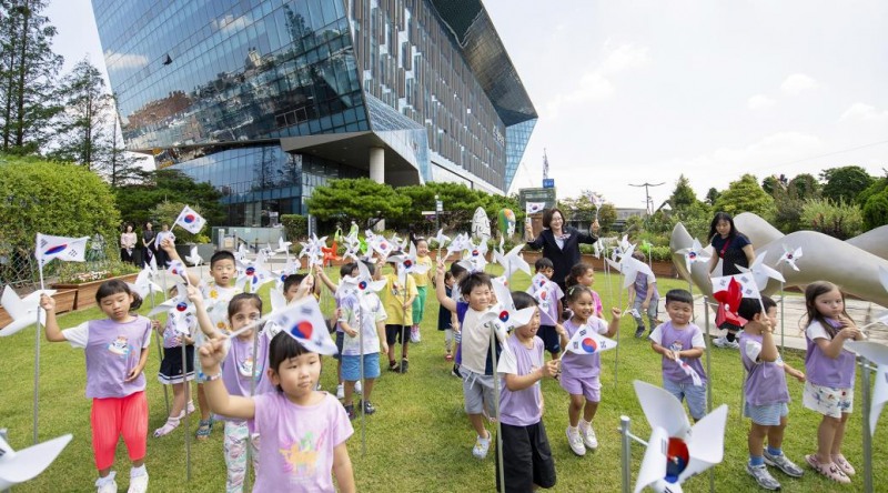박희영 용산구청장과 구청 어린이집 원아들이 태극기를 흔들고 있다./사진제공=용산구