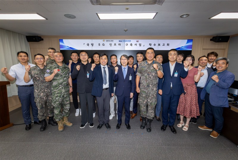 이진권 KT 엔터프라이즈부문 이행1본부장(앞줄 왼쪽부터 6번째)과 국방부, 한국지능정보사회진흥원(NIA) 주요 관계자가 ‘국방 5G 인프라 구축’ 사업 착수보고회에서 단체 기념사진을 촬영하는 모습. / 사진=KT
