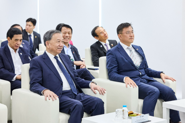 동원그룹은 베트남 서열 1위인 또 럼 당서기장이 부산 신항에 위치한 동원글로벌터미널부산(이하 DGT)에 방문해 김남정 회장과 환담했다고 14일 밝혔다. /사진=동원그룹