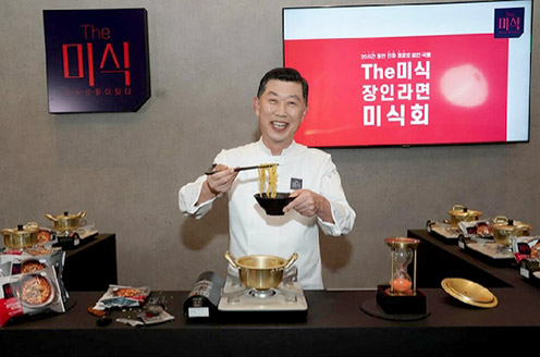▲ 하림 김홍국 회장이 지난 2021년 10월 '더미식' 장인라면 론칭 기자간담회에서 직접 제품을 소개하는 모습 사진 = 하림지주