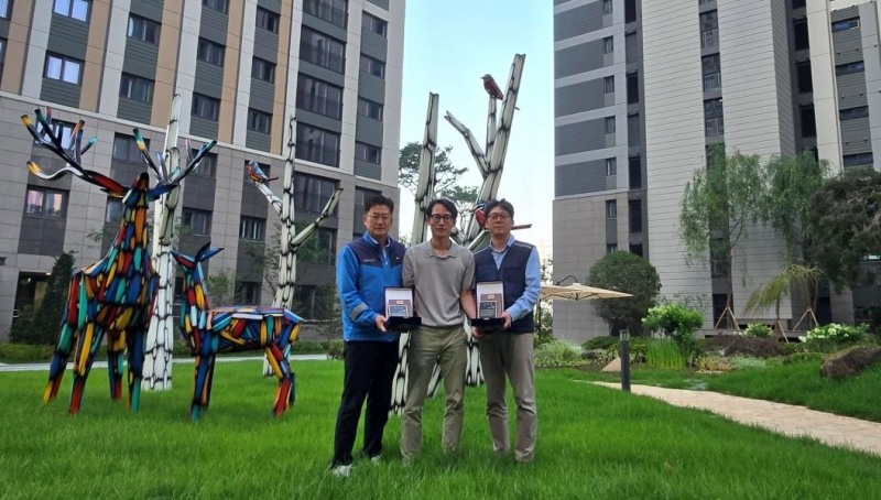 왼쪽부터 김정재 DL이앤씨 현장소장, 권오규 입예협 회장, 하동완 DL이앤씨 차장이 기념촬영을 하는 모습 ./사진제공=DL이앤씨