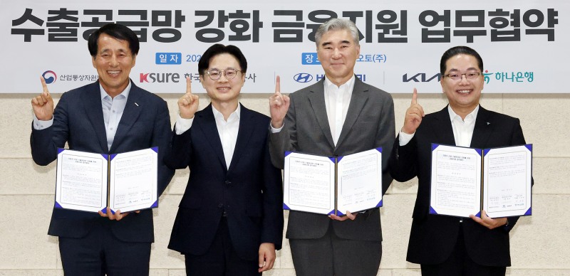 (오른쪽부터) 이호성 하나은행장, 성 김 현대차그룹 사장, 김정관 산업통상자원부 장관, 장영진 한국무역보험공사 사장이 기념촬영을 하고 있다. / 사진제공=하나금융그룹