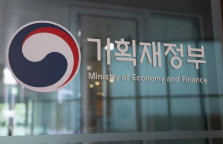 정부가 19일 국회 기획재정위원회에 제출한 업무보고에서 주식 양도소득세 대주주 기준 하향(50억 → 10억 원)방안을 제외시켰다. 사진=기재부