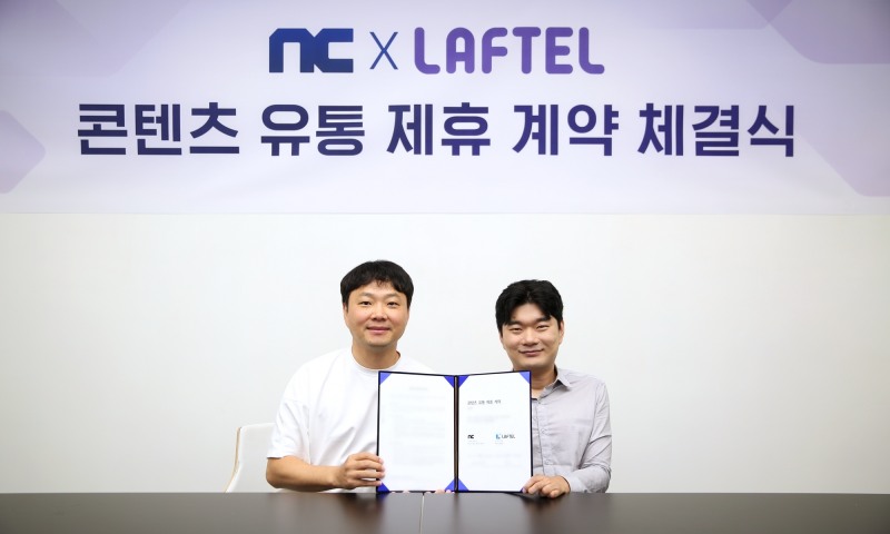 엔씨소프트는 애니메이션 OTT 서비스 ‘라프텔’과 콘텐츠 유통 제휴 계약을 체결했다고 22일 밝혔다. 사진은 (왼쪽부터) 임원기 엔씨소프트 CBMO, 박종원 라프텔 대표. / 사진=엔씨소프트