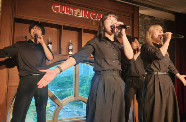 21일 찾은 서울 송파구 샤롯데씨어터에서 뮤지컬펍 '커튼콜 인 샬롯' 프레스콜이 열렸다. 네 명의 뮤지컬 배우들이 노래하는 모습. /사진=손원태 기자