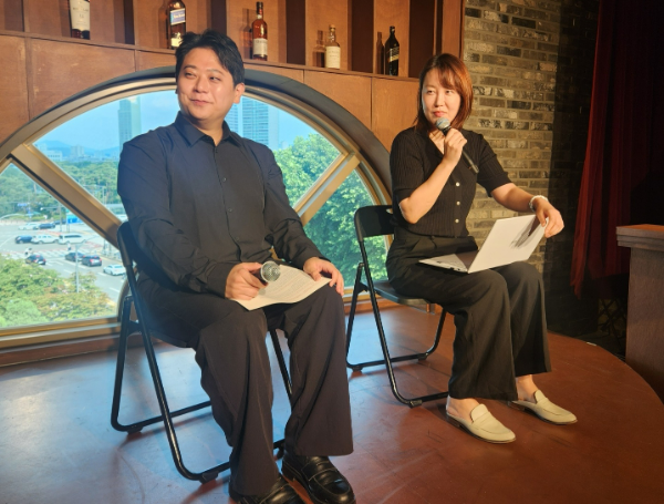 21일 찾은 서울 송파구 샤롯데씨어터에서 뮤지컬펍 '커튼콜 인 샬롯' 프레스콜이 열렸다. 사진은 장성근 커튼콜 대표와 윤세인 롯데컬처웍스 공연사업팀장이 기자들과 질의응답을 하는 모습. /사진=손원태 기자