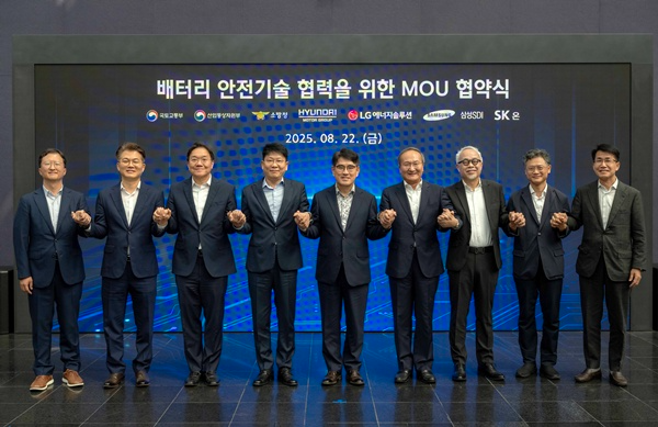 22일(금) 남양연구소에서 열린 ‘배터리 안전기술 협력을 위한 업무 협약 체결식’에서 참석자들이 기념사진을 촬영하는 모습. (왼쪽부터) 서울대학교 화학생물공학부 최장욱 교수, 국토교통부 모빌리티자동차국 김흥목 국장, 현대차·기아 전동화에너지솔루션담당 김창환 부사장, LG에너지솔루션 대표이사 김동명 사장, 현대차·기아 R&D본부 양희원 사장, SK온 대표이사 이석희 사장, 삼성SDI 대표이사 최주선 사장, 산업통상자원부 자동차과 박태현 과장, 현대차·기아 전략기획실 김동욱 부사장. / 사진=현대차그룹