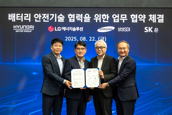22일(금) 남양연구소에서 열린 ‘배터리 안전기술 협력을 위한 업무 협약 체결식’에서 참석자들이 기념사진을 촬영하는 모습. (왼쪽부터) LG에너지솔루션 대표이사 김동명 사장, 현대차·기아 R&D본부장 양희원 사장, 삼성SDI 대표이사 최주선 사장, SK온 대표이사 이석희 사장. / 사진=현대차그룹