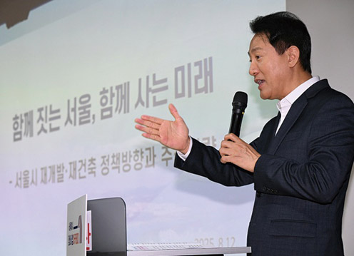 ▲ 오세훈 서울시장이 용산꿈나무종합타운에서 열린 정비사업 아카데미에서 서울시 정비사업 방향과 추진 전략에 대해 설명하고 있다. 사진제공 = 서울시