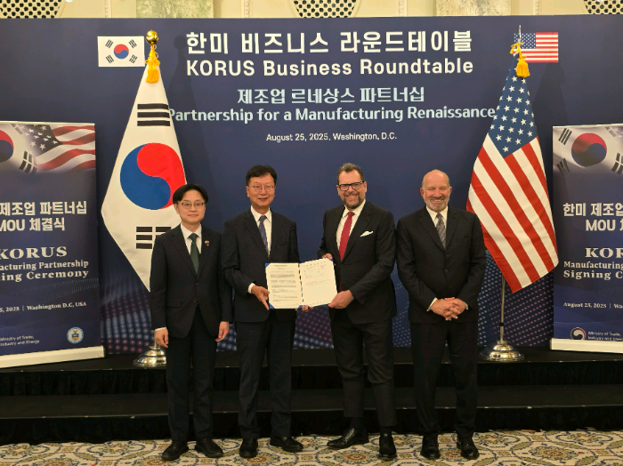 삼성중공업이 25일(현지시간) 한미정상회담이 열린 미국 워싱턴 DC에서 비거 마린 그룹(Vigor Marine Group)과 전략전 파트너십(MOU)를 체결했다. (왼쪽부터) 김정관 한국 산업통상자원부 장관, 최성안 삼성중공업 대표이사, 프란체스코 발렌테(Francesco Valente) 비거마린그룹 대표이사, 하워드 러트닉(Howard Lutnick) 미국 상무부 장관. /사진제공=삼성중공업