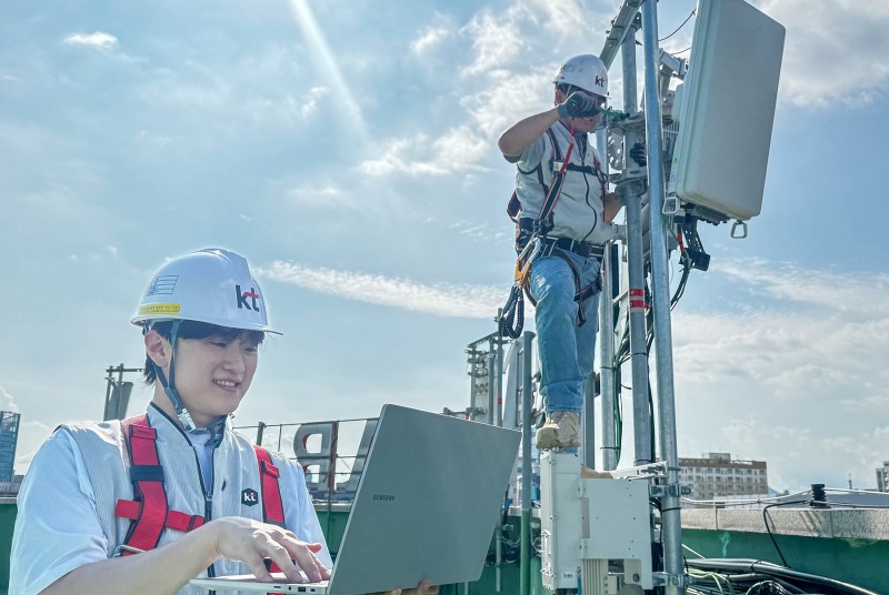KT는 상용 5G 네트워크에서 인공지능 기반 무선접속망(AI-RAN) 기술 검증을 시작했다고 26일 밝혔다. 사진은 KT 직원들이 AI-RAN 기술 검증을 진행하는 모습. / 사진=KT