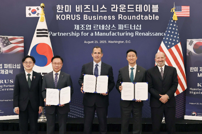 HD현대가 25일(현지시각) 미국 워싱턴 DC에 위치한 윌라드 인터콘티넨탈 호텔에서 '한미 조선산업 공동 투자 프로그램 조성을 위한 양해각서(MOU)'를 체결했다. (사진 왼쪽부터) 김정관 산업통상자원부 장관, 김복규 한국산업은행 수석부행장, 프랭크 브루노 서버러스 캐피탈 최고경영자, 정기선 HD현대 수석부회장, 하워드 러트닉 미국 상무부 장관. /사진제공=HD현대