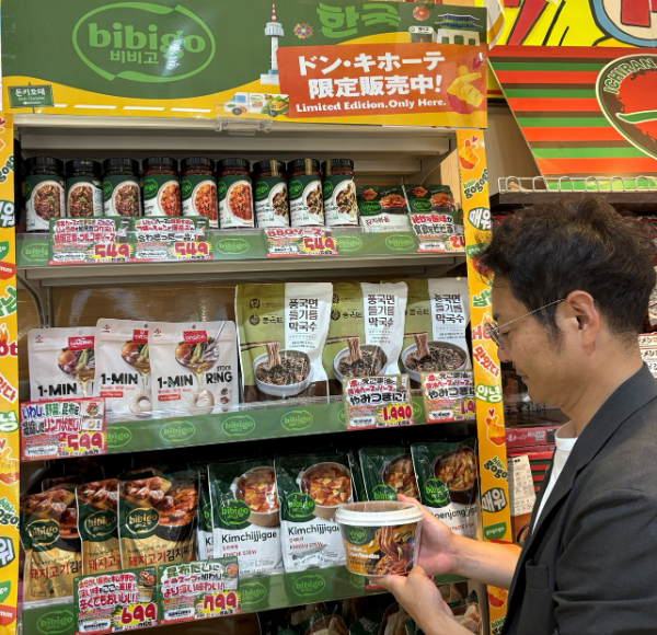 사진은 일본 도쿄 나카메구로에 위치한 돈키호테 매장에서 소비자가 비비고 전용 매대를 살펴보는 모습. /사진=CJ제일제당