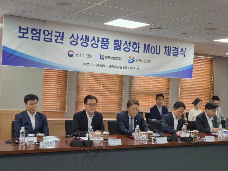 (왼쪽부터)김철주 생명보험협회 회장, 이경근 한화생명 사장, 권대영 금융위원회 부위원장, 이문화 삼성화재 사장, 이병래 손해보험협회 회장이 26일 서울 여의도 보험개발원에서 열린 보험업권 상생상품 활성화를 위한 협약식에 참석했다. 사진=강은영 기자