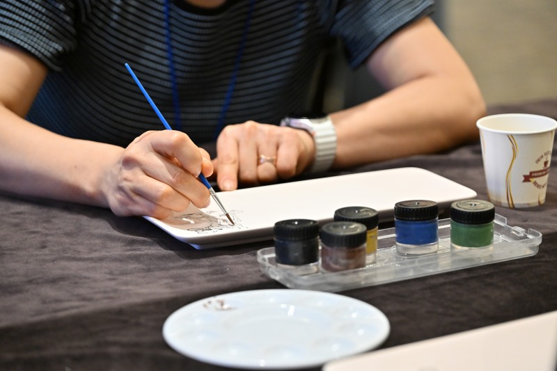 소아암 환아와 가족을 위한 여름캠프 행사에서 참가자들이 도자기 페인팅을 체험하고 있다./사진제공=호반그룹