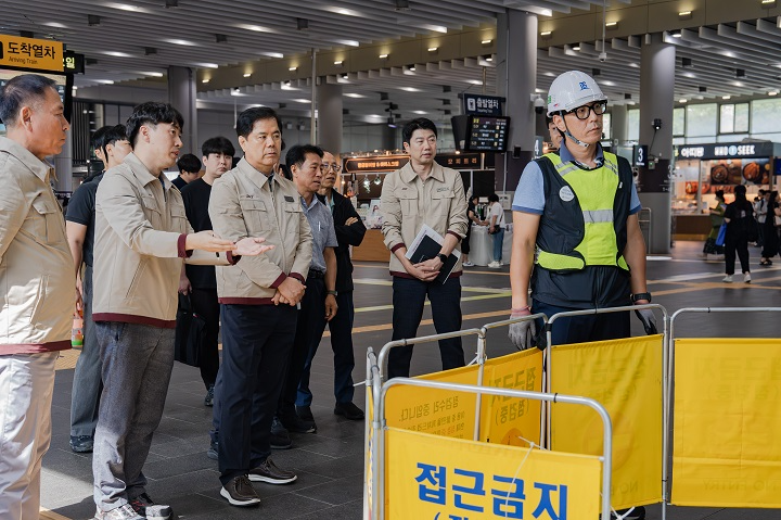 강병진 SR 안전본부장(왼쪽에서 세 번째)이 수서역 승강기 유지보수 업무 점검을 하는 모습./사진제공=SR