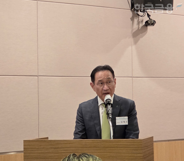 김태우 하나자산운용 대표이사가 27일 여의도에서 열린 ‘1Q 샤오미밸류체인액티브 ETF’ 신규 상장(9월 2일 상장예정) 기자간담회에서 인사말을 하고 있다. / 사진= 한국금융신문(2025.08.27)