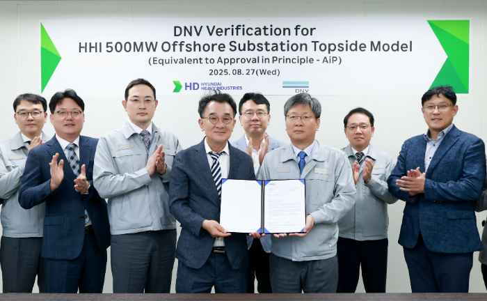 HD현대중공업이 노르웨이선급으로부터 자체 개발한 500MW급 해상변전소 모델에 대한 국제 설계 검증서를 획득했다. DNV 신성호 영업 대표(왼쪽에서 네 번째)와 HD현대중공업 원광식 해양에너지사업본부장(왼쪽부터 여섯 번째)이 사진 촬영을 하고 있다. /사진제공=HD현대중공업