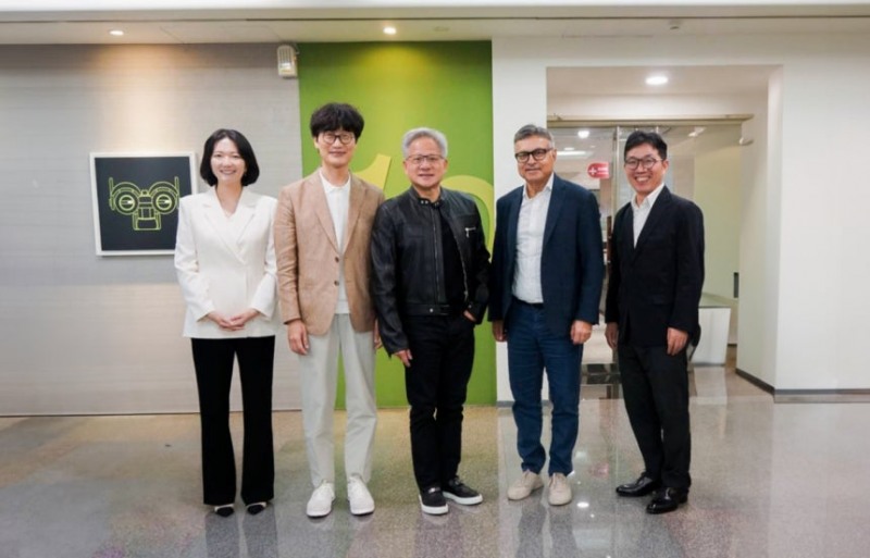 지난 5월 네이버와 엔비디아 주요 경영진이 대만 엔비디아 오피스에서 별도 미팅 후 기념 촬영을 하고있다. (사진 왼쪽부터) 최수연 네이버 대표, 이해진 네이버 이사회 의장, 젠슨 황 엔비디아 CEO, 제이 퓨리(Jay Puri) 엔비디아 총괄 부사장, 김유원 네이버클라우드 대표. / 사진=네이버클라우드