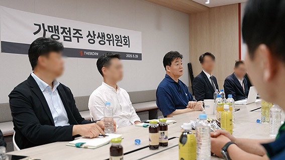 ▲ 지난 5월 29일 더본코리아 상생위원회 발족 첫 준비회의에 참석한 백종원 대표.