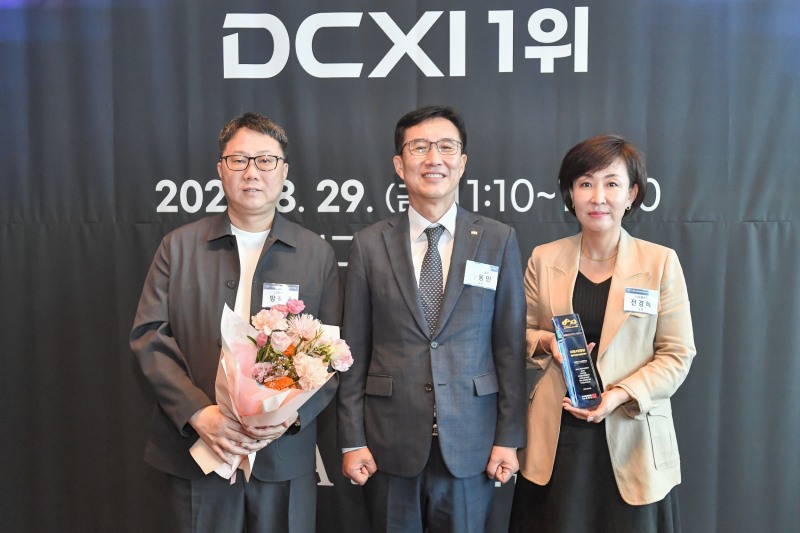 LG유플러스는 한국표준협회(KSA) 주관 ‘2025년 디지털고객경험지수(DCXI)’에서 이동통신 부문 1위를 차지했다고 1일 밝혔다. 사진은 LG유플러스 전경혜 디지털CX/성장담당(오른쪽)과 방욱재 디지털커머스개발랩장(왼쪽)이 문동민 한국표준협회 회장과 기념촬영을 하고 있는 모습. / 사진=LG유플러스