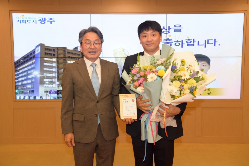 최이규 쿠팡 물류정책팀 상무(오른쪽)와 강기정 광주광역시장이 3일 오전 광주광역시청에서 열린 유공자 표창 수여식에서 기념 촬영을 하고 있다. /사진제공=쿠팡