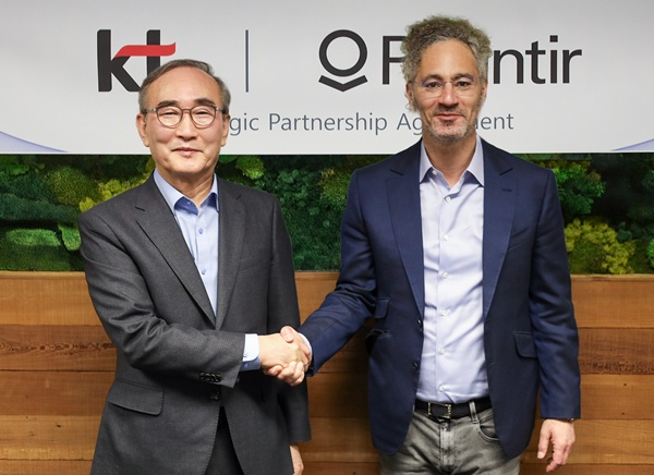 지난 3월 12일(현지 시간) 김영섭 KT 대표(왼쪽)가 알렉스 카프 팔란티어 공동 창립자 겸 CEO가 미국에서 AX 사업 가속화를 위한 전략적 파트너십을 체결하고 있다. / 사진=KT