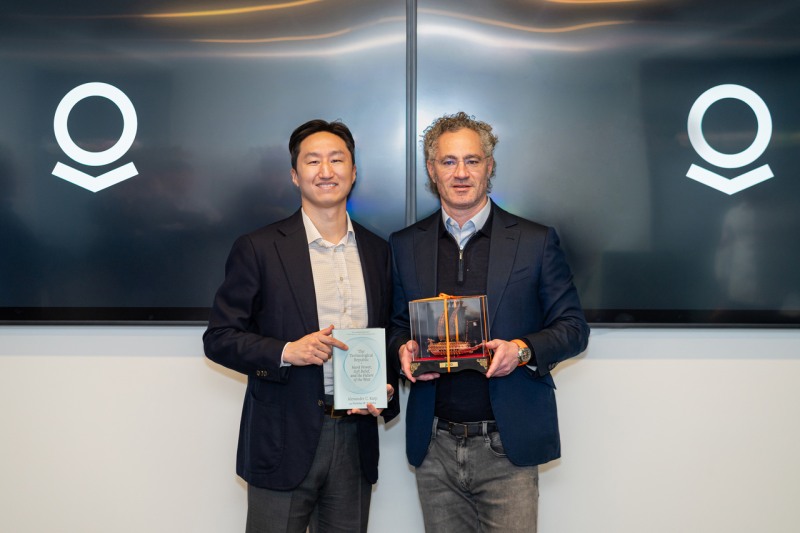 On March 6 (local time), Chung Ki-sun (left), HD Hyundai Senior Executive Vice Chairman, and Alex Karp, Palantir co-founder and CEO, pose for a commemorative photo after their meeting at Palantir's office in Washington D.C., U.S. / Photo=HD Hyundai