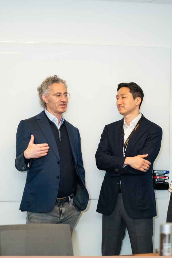 Chung Ki-sun, HD Hyundai Senior Executive Vice Chairman (right), and Alex Karp, Palantir co-founder and CEO. / Photo=HD Hyundai