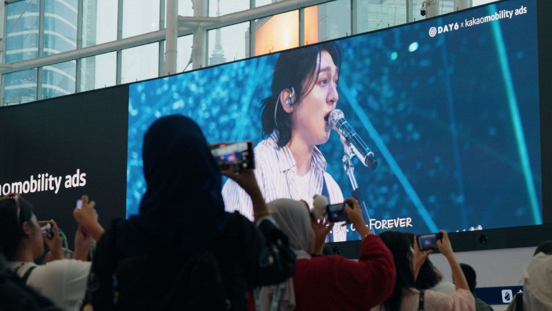 카카오모빌리티가 운영 중인 KTX 서울역 초대형 융복합 안내 전광판 ‘서울 파노라마’에 데이식스 10주년 기념 영상이 송출되고 있다. / 사진=카카오모빌리티
