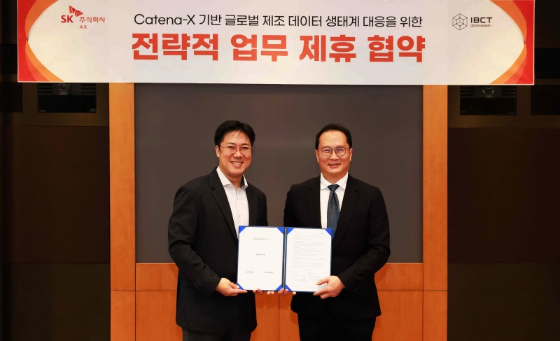 장혁수 SK AX ESG・SHE본부장(왼쪽)과 IBCT 이정륜 대표가 경기도 성남시 분당구 SK AX 본사에서 '카테나-X 기반 글로벌 제조 데이터 생태계 대응 위한 업무 협약식'을 가졌다. / 사진=SK AX