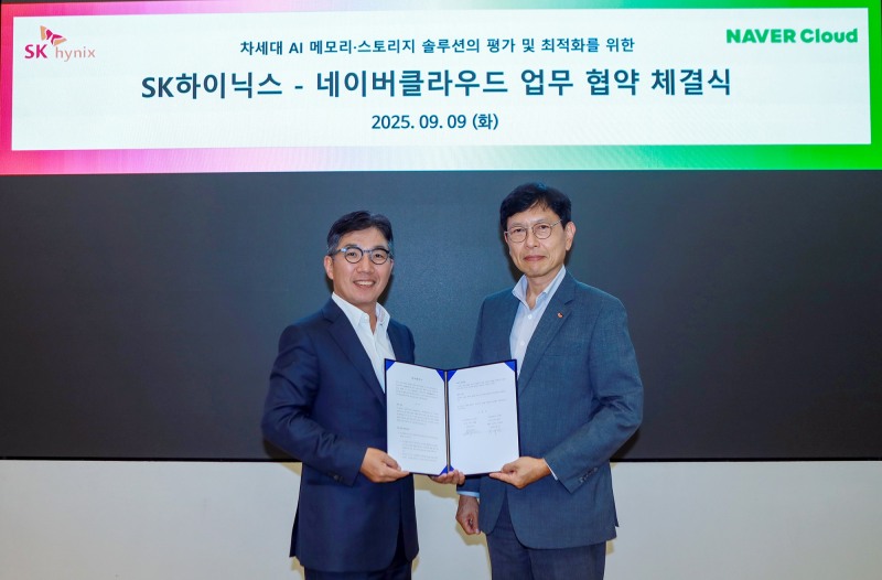 (왼쪽부터) 김유원 네이버클라우드 대표, 안현 SK하이닉스 개발총괄사장. / 사진=네이버클라우드