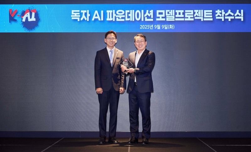 배경훈 과학기술정보통신부장관이 유영상 SK텔레콤 대표에게 ‘K-AI’ 앰블럼이 새겨진 상패를 수여하는 모습. / 사진=SKT