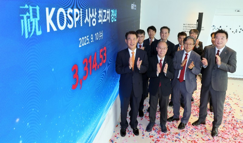 10일 한국거래소 본사에서 정은보 이사장(앞줄 맨 왼쪽)과 임직원들이 코스피 사상 최고치 경신 축하 세레모니를 하고 있다. / 사진제공= 한국거래소(2025.09.10)
